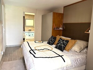 3 bedrooms, iron/ironing board, internet, bed sheets