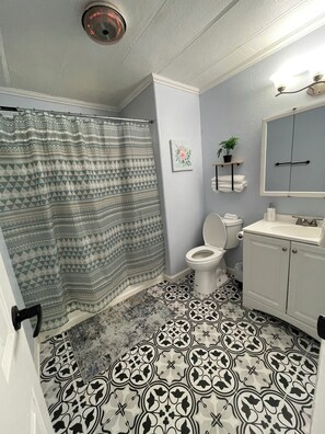 Secador de pelo, toallas, jabón, papel higiénico