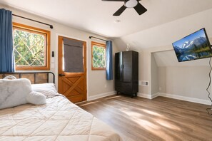4 bedrooms, desk, iron/ironing board, travel crib