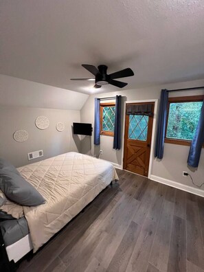 5 bedrooms, desk, iron/ironing board, travel cot