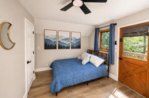 4 bedrooms, desk, iron/ironing board, travel cot