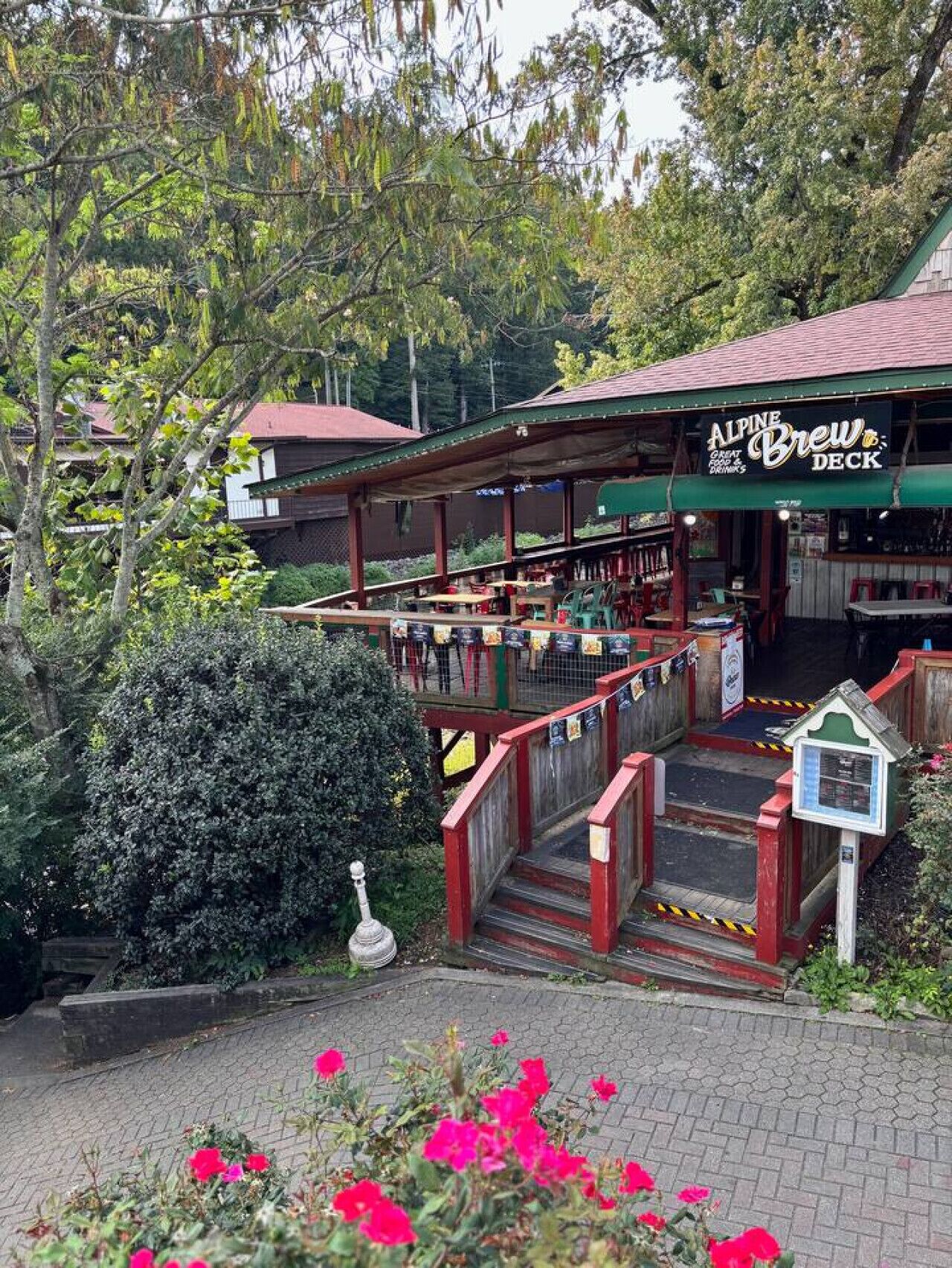Un restaurant appelé Alpine Brew Deck, doté d’une terrasse et d’une zone couverte.