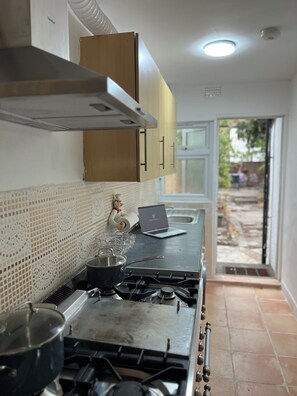 Microondas, horno, placa de cocina