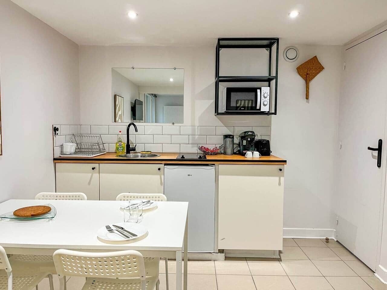 Réfrigérateur, micro-ondes, grille-pain