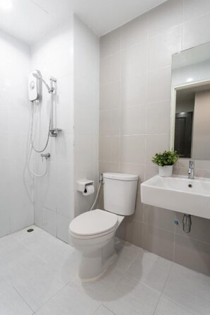 Dusche, kostenlose Toilettenartikel, Shampoo, Toilettenpapier