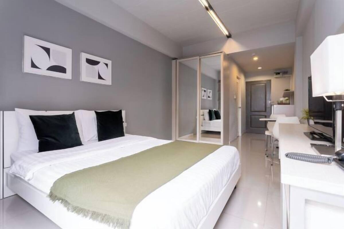 WiFi (free), bed sheets
