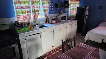 Departamento clásico, vista a la montaña | Cocina privada | Cafetera y tetera