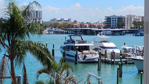 Sun Harbor-Free parking, 4 min walk to the beach, water views, boat dock