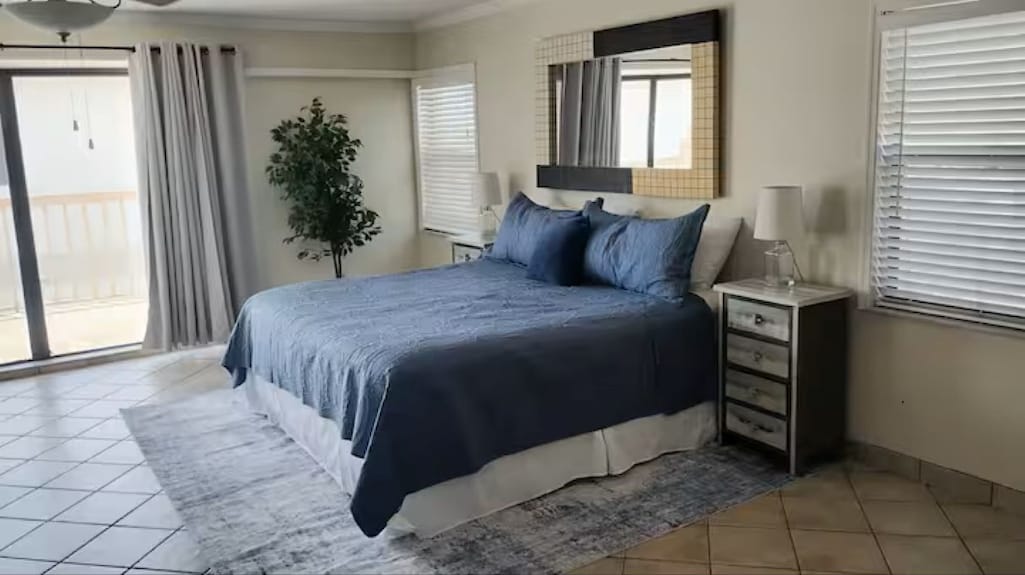 Sun Harbor-free Parking, 4 Min Walk To The Beach, Water Views, Boat Dock - Clearwater Beach, FL