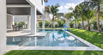 NEW! Meet Me At Sunset! 3 Homes from the Beach!