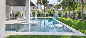 NEW! Meet Me At Sunset! 3 Homes from the Beach!