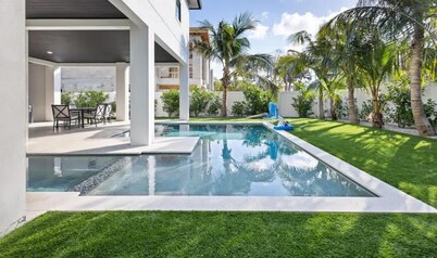 NEW! Meet Me At Sunset! 3 Homes from the Beach!