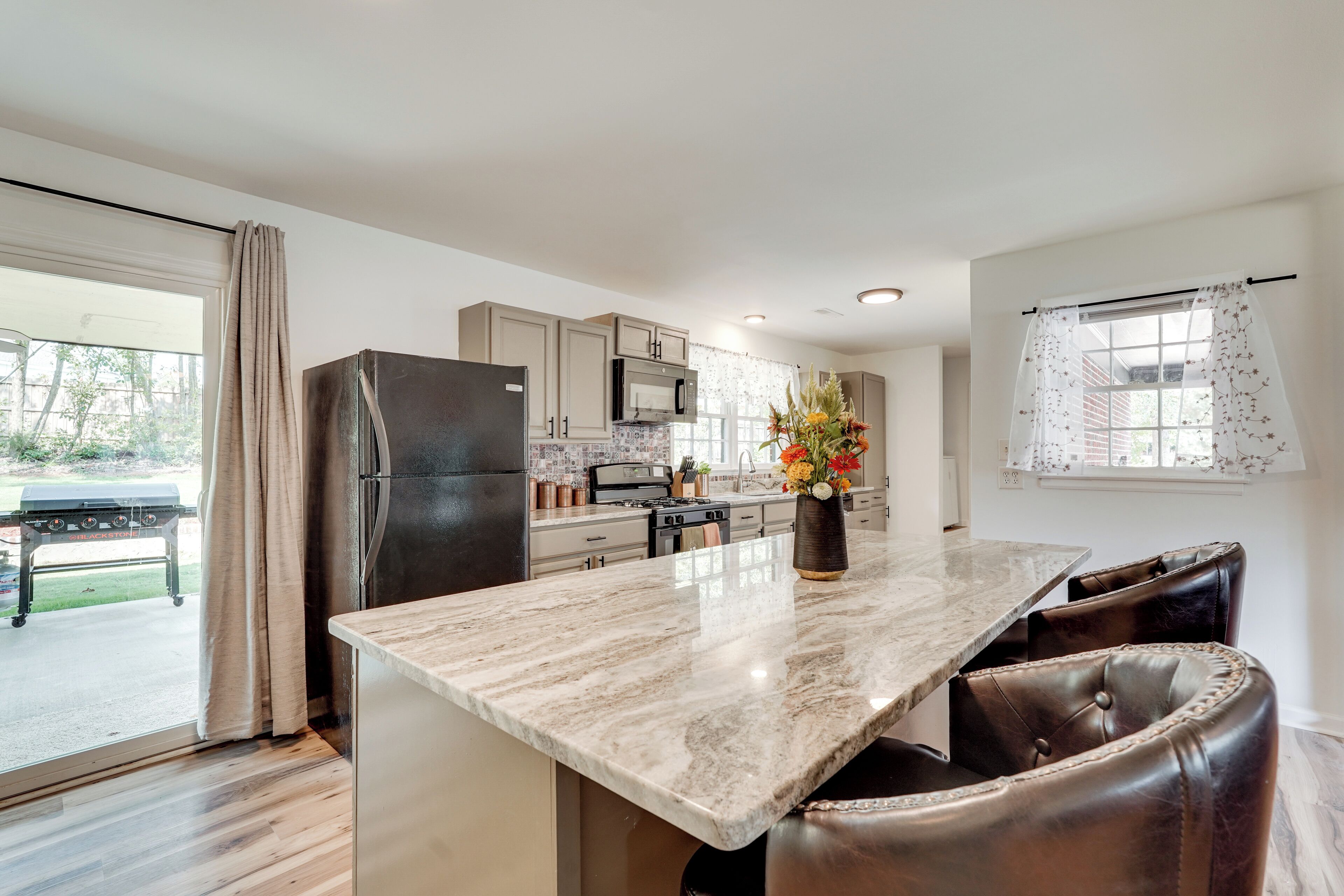 Fridge, microwave, stovetop, dishwasher