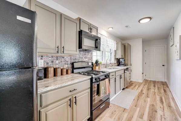Fridge, microwave, stovetop, dishwasher