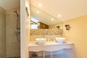 Een douche, een haardroger, handdoeken