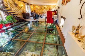 Interior - Guest Room 'Le Moulin De Mayence Fleur Orchidée' with Shared Pool, Wi-Fi and Air Conditioning (Plazac)