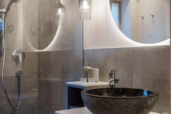 Dusche, Haartrockner, Bidet, Handtücher