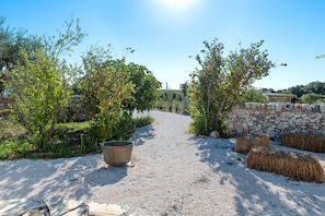 Property grounds - Villa 'Trulli E Frasche, Intera' with Private Pool, Wi-Fi and Air Conditioning (Martina Franca)