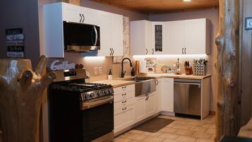 ثلاجة، ميكروويف، فرن، موقد طهي مسطح