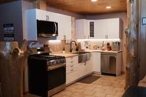 ثلاجة، ميكروويف، فرن، موقد طهي مسطح