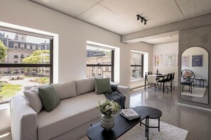 Apartment | Ruang tamu | 30 inci televisyen skrin rata dengan kabel 