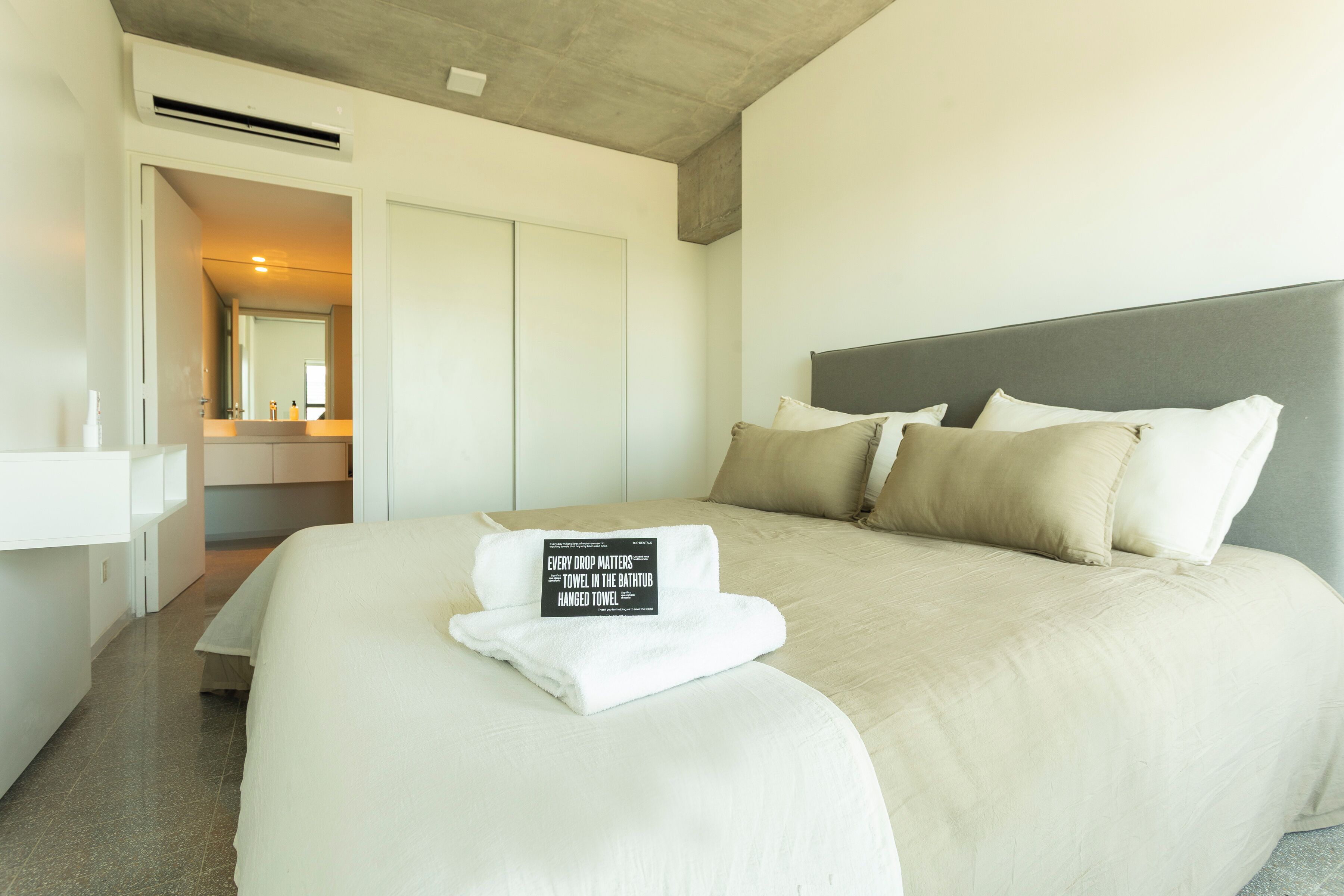 Caja de seguridad en la habitación, wifi gratis y ropa de cama 