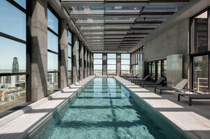 Una piscina al aire libre de temporada