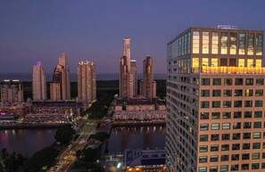 Fachada de la propiedad por la tarde o noche