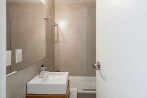 Studio | Bathroom | Shower, towels, soap, shampoo