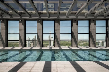 Una piscina al aire libre de temporada