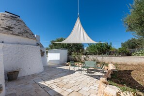 Outdoor dining - Trullo 'Pagliaio' with Shared Pool, Wi-Fi and Air Conditioning (San Paolo)
