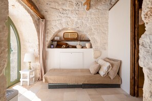 2 bedrooms, WiFi, bed sheets - Trullo 'Pagliaio' with Shared Pool, Wi-Fi and Air Conditioning (San Paolo)