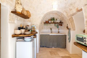 Fridge, oven, stovetop, dishwasher - Trullo 'Suite Camino' with Shared Pool, Wi-Fi, and Air Conditioning (San Paolo)