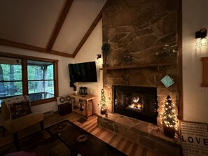 TV, fireplace, video games - On the Rocks 4BR w/loft cabin tucked in the woods (Terra Alta)