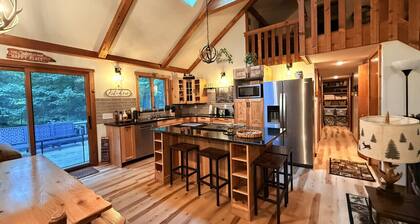 On the Rocks 4BR w/loft cabin tucked in the woods