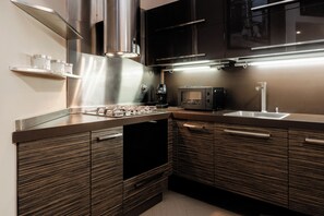 Réfrigérateur, four à micro-ondes, surface de cuisson, lave-vaisselle