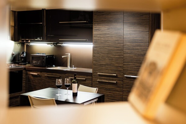 Réfrigérateur, four à micro-ondes, surface de cuisson, lave-vaisselle