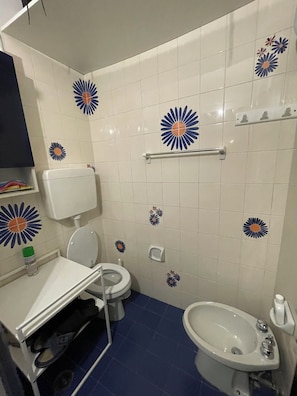 Douche, sèche-cheveux, bidet, serviettes fournies