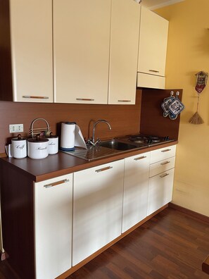 Fridge, coffee/tea maker, cookware/dishes/utensils, dining tables