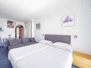 Tabla de planchar con plancha, wifi gratis, ropa de cama