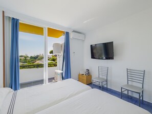 Tabla de planchar con plancha, wifi gratis, ropa de cama