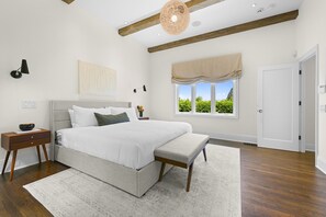 4 bedrooms, desk, iron/ironing board, Internet