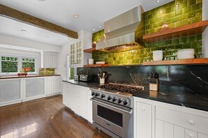 Kühlschrank, Mikrowelle, Herdplatte, Geschirrspüler