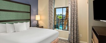 Charming 3-bedroom resort with fitness room, tennis court, golf course, and Pool