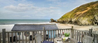 Beach Hut Apartment, Llangrannog