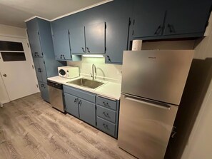 冷蔵庫、電子レンジ、オーブン、コンロ