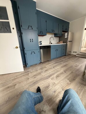 Jääkaappi, mikroaaltouuni, uuni, liesi