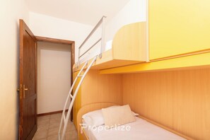 2 bedrooms, iron/ironing board, bed sheets