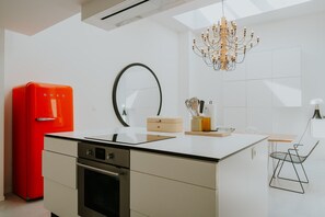 Réfrigérateur, micro-ondes, four, plaque de cuisson