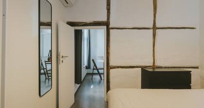 2 bedrooms triplex in historic heart of Liege